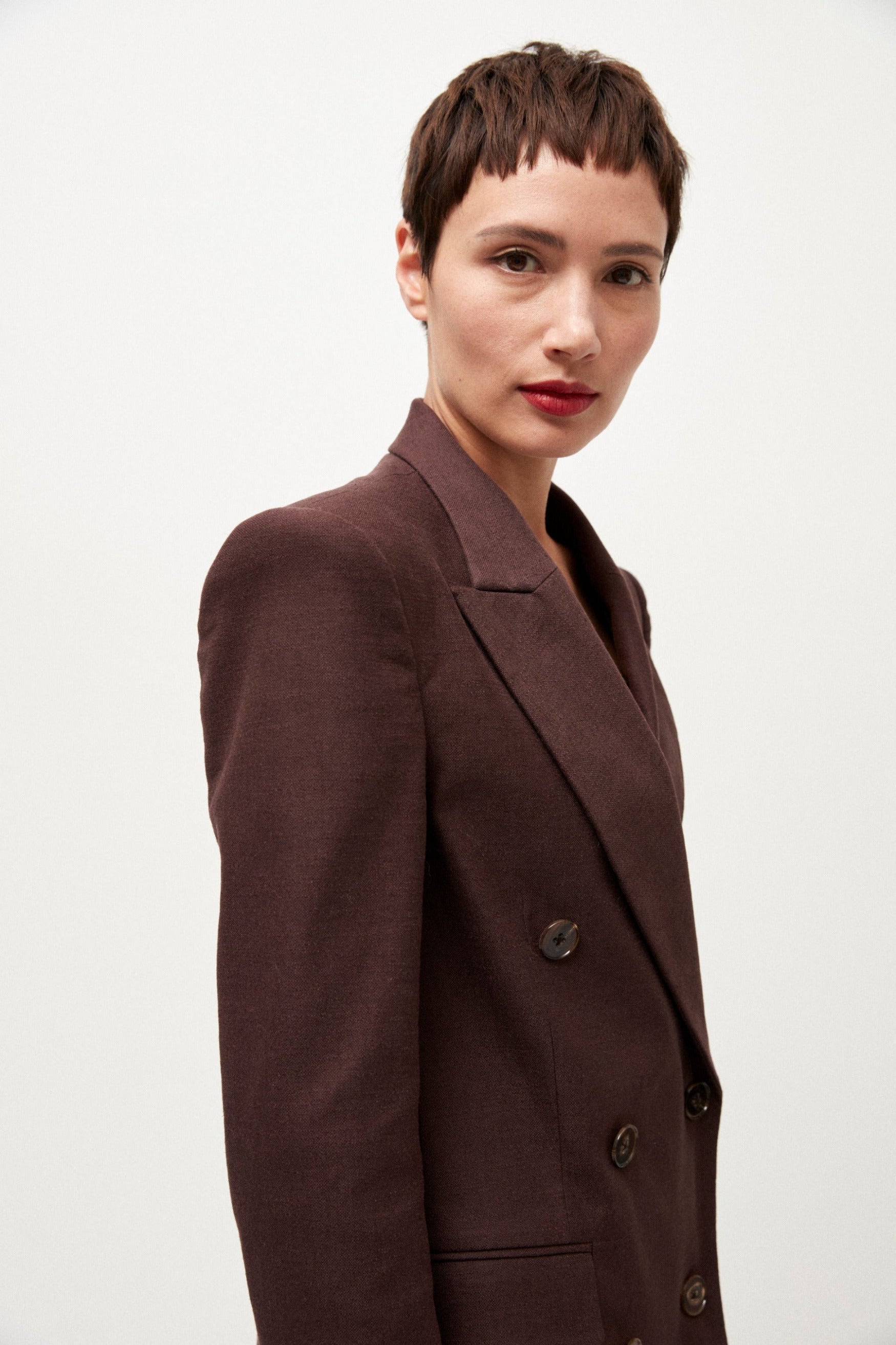 Amalia Blazer in Linen Stretch Mocha - ELENA NANCU
Amalia Blazer in Leinenstretch Mokka - ELENA NANCU