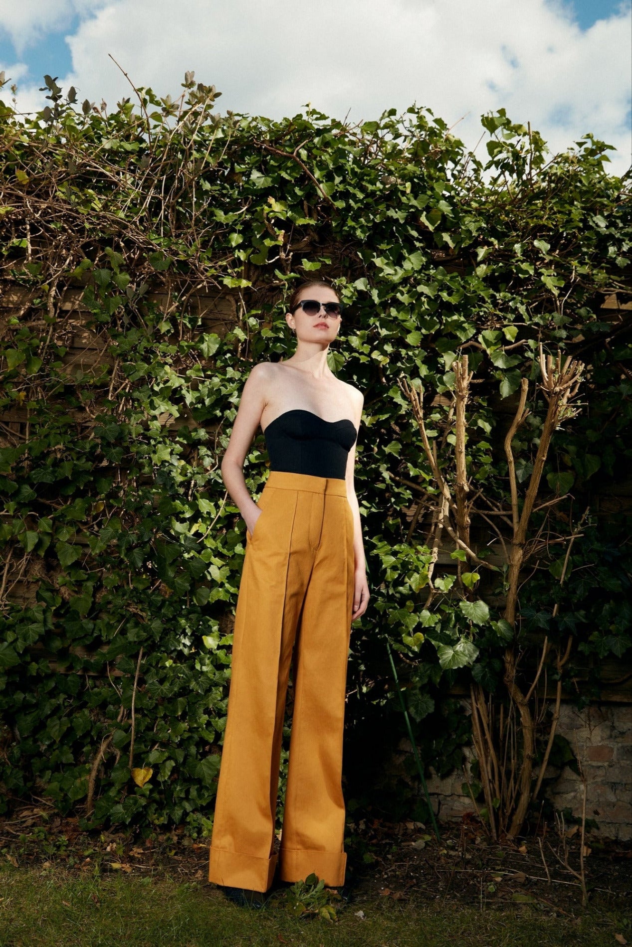 Ava Trousers in Cotton Gabardine Ochre - ELENA NANCU
Ava Hose in Baumwollgabardine Ocker - ELENA NANCU