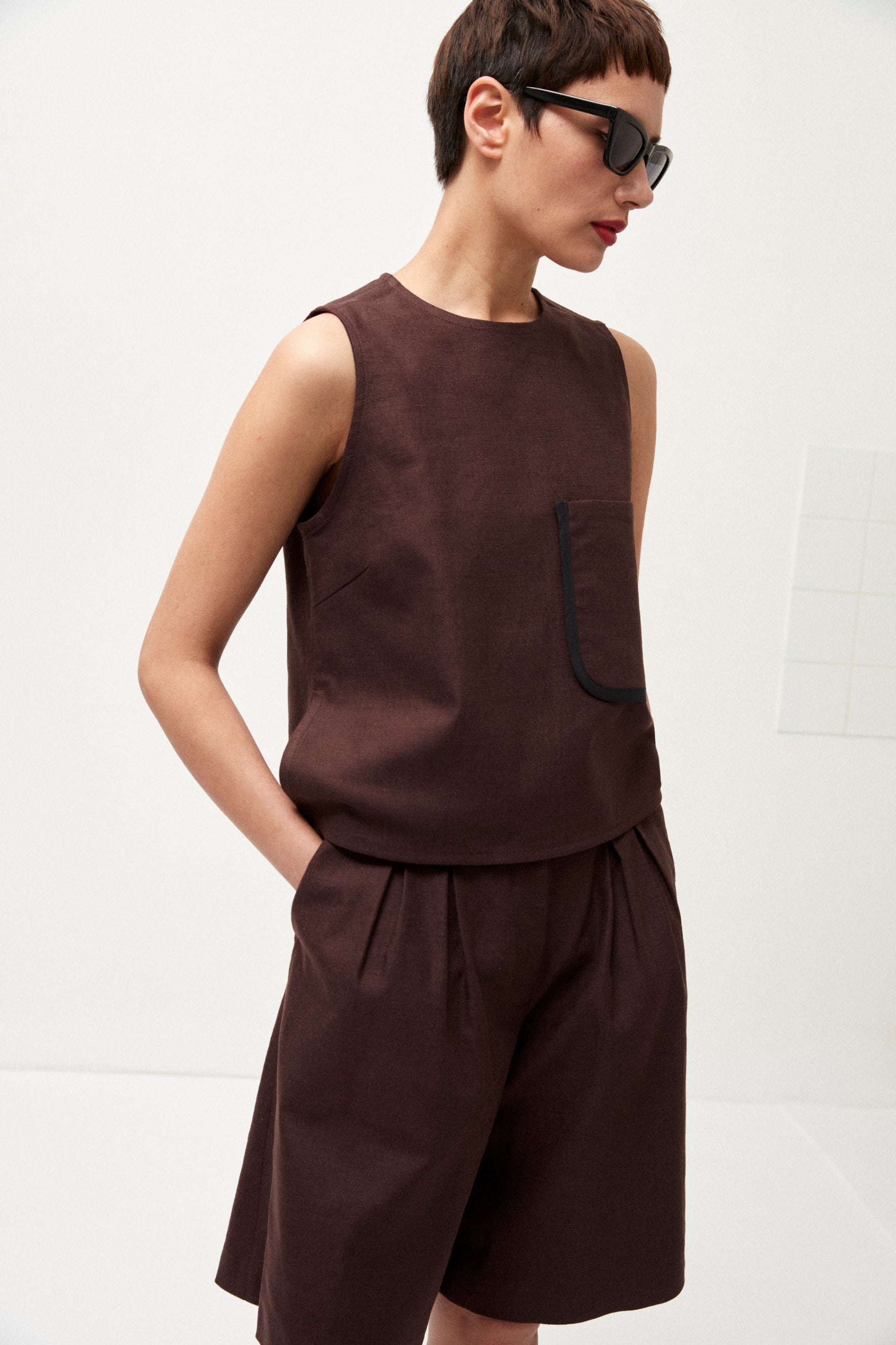 Elena Blouse in Linen Stretch Mocha -ELENA NANCU
Elena Bluse in Leinen Stretch Mokka - ELENA NANCU