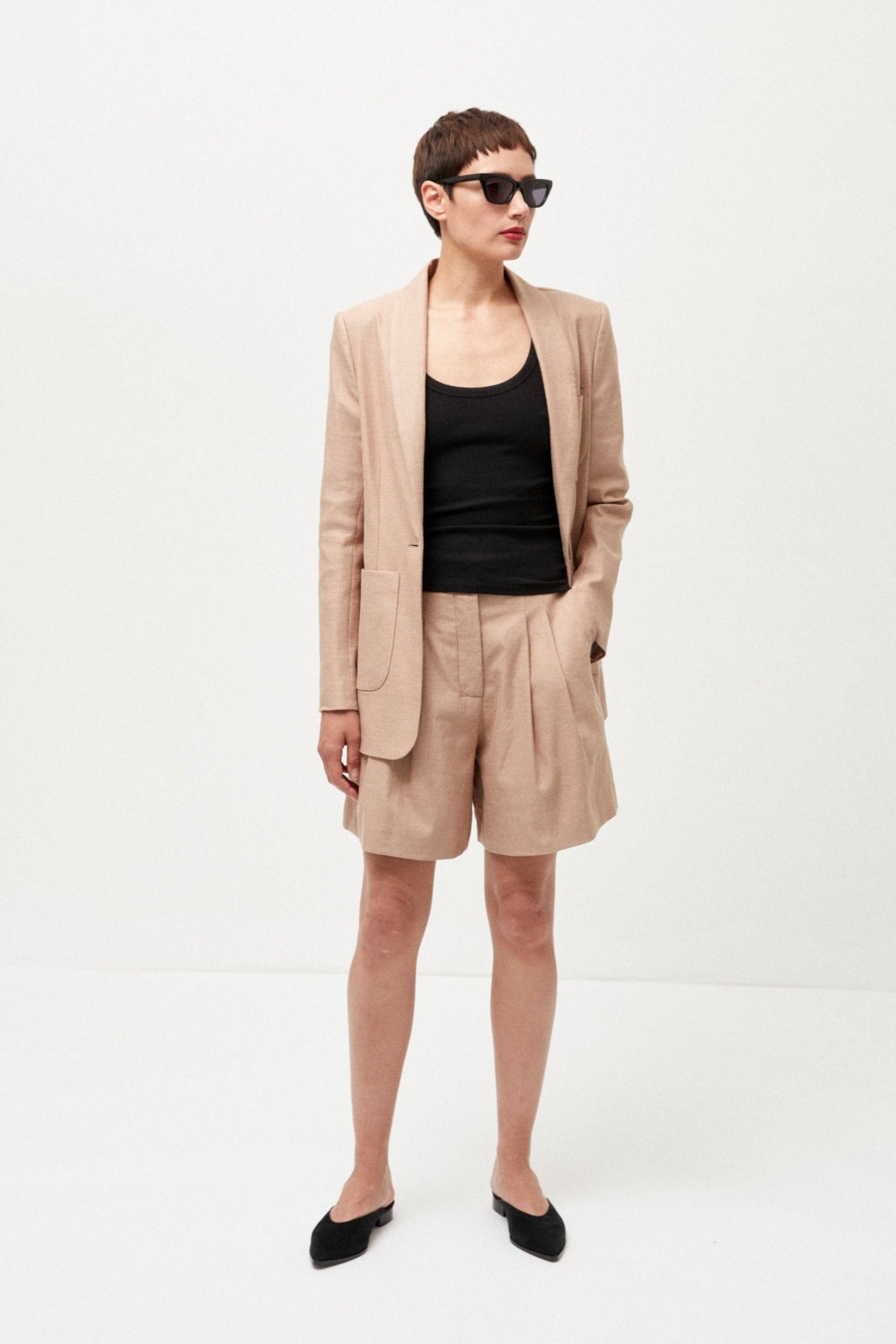 Elena Shorts in Linen Stretch Beige - ELENA NANCU
Elena Shorts in Leinen Stretch Beige - ELENA NANCU