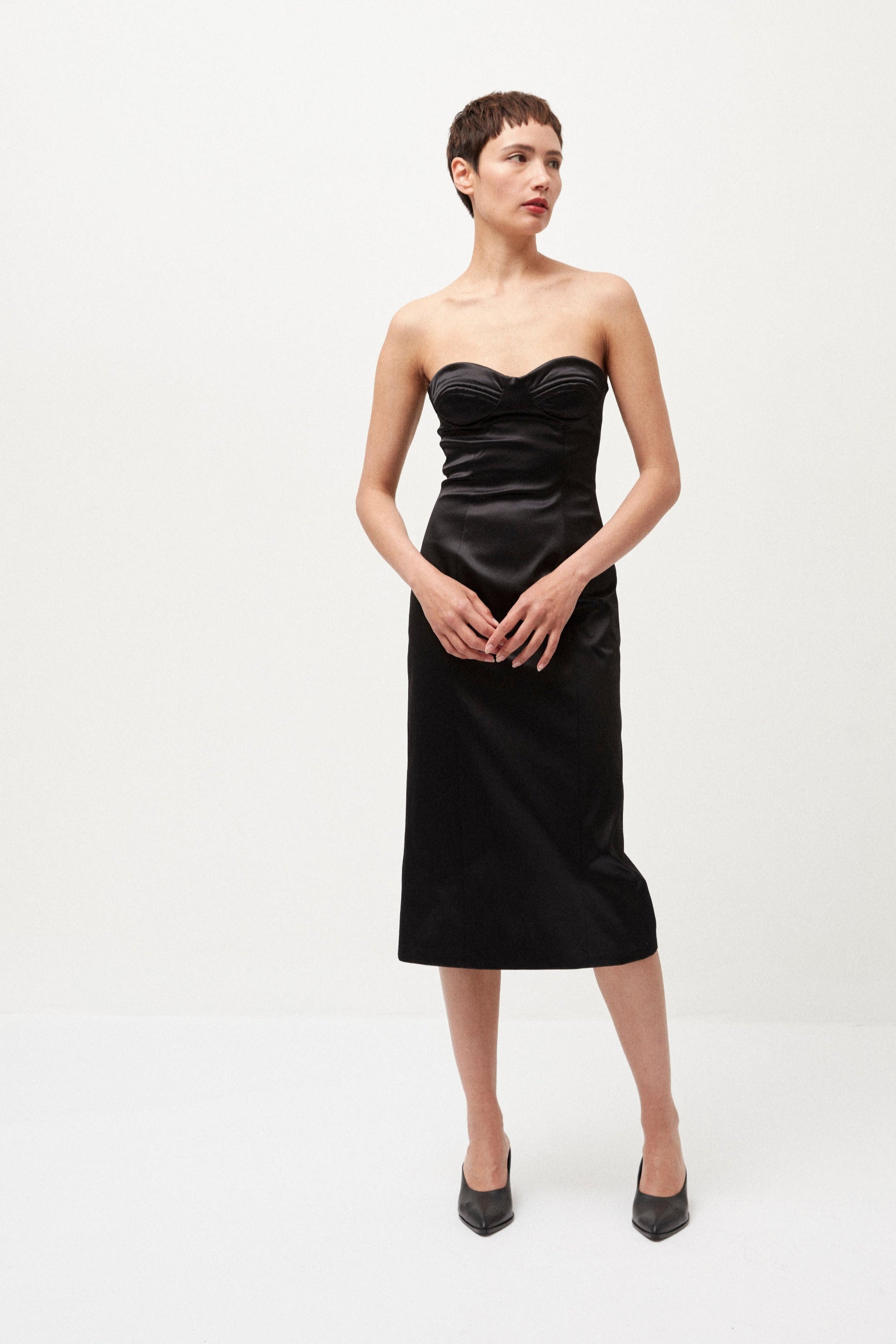 Lauren Dress in Satin Black - ELENA NANCU
Lauren Kleid n Satin Schwarz - ELENA NANCU