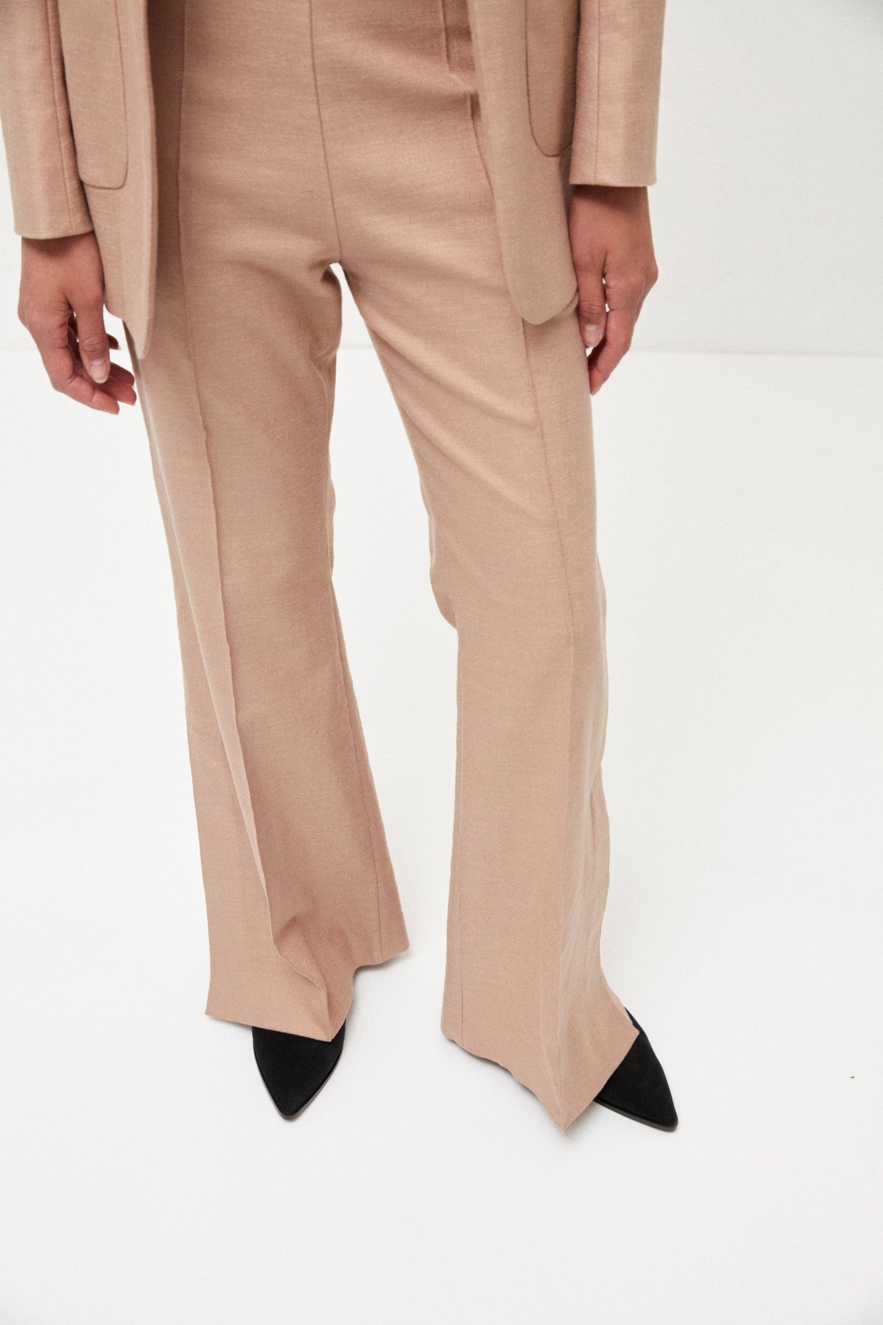 Mila Trousers in Linen Stretch Beige - ELENA NANCU
Mila Hose in Leinen Stretch Beige - ELENA NANCU