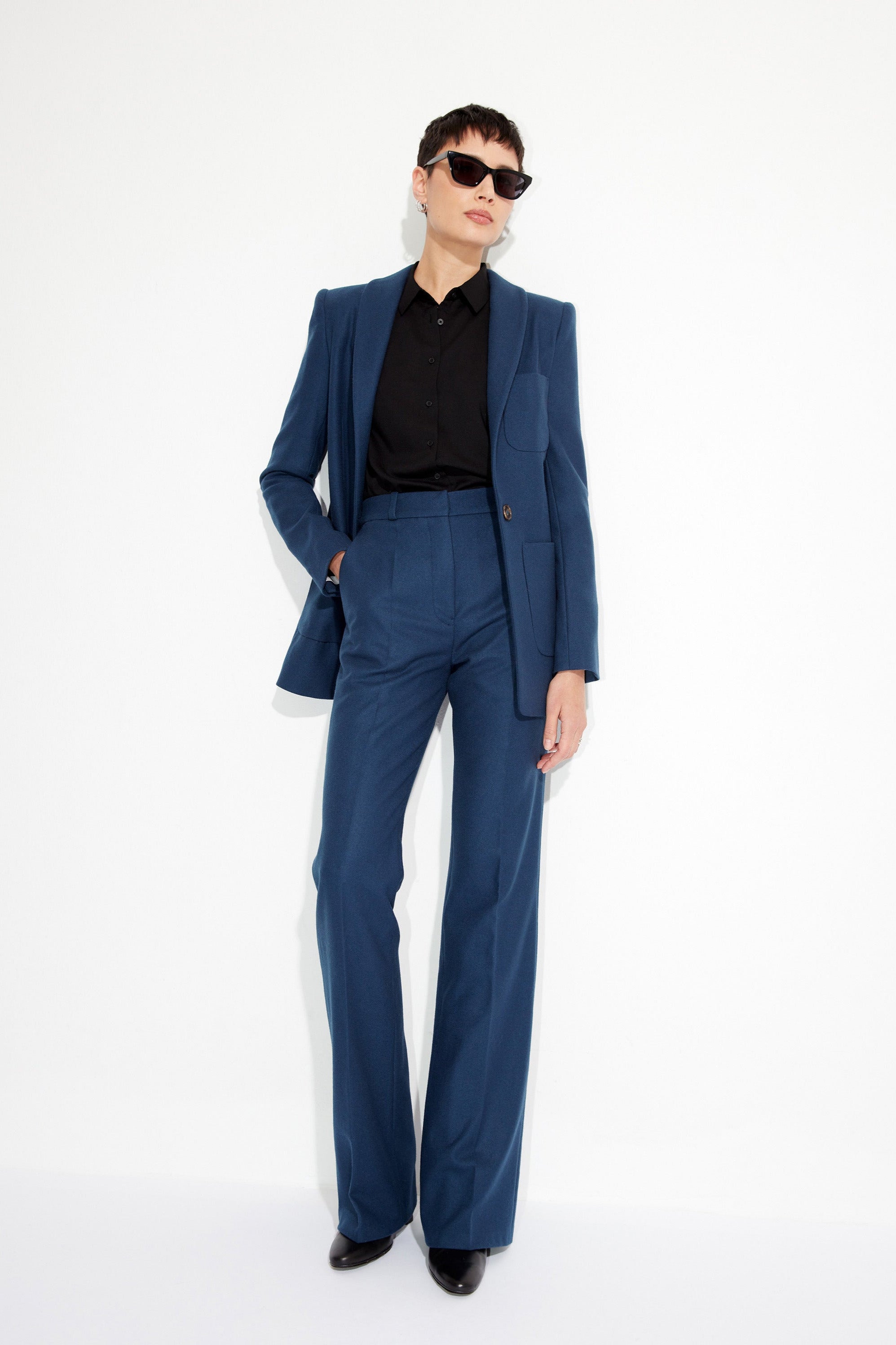 Olivia Blazer in Merino Wool Yale Blue - ELENA NANCU
Olivia Blazer in Merinowolle Blau - ELENA NANCU